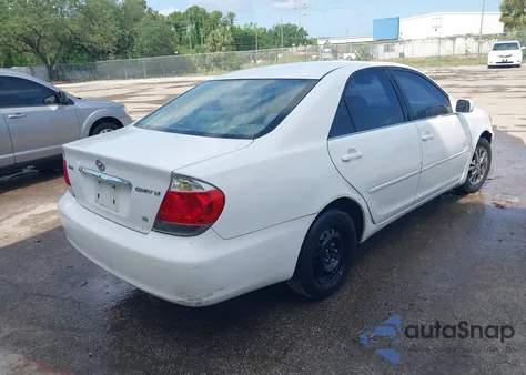 2005 Toyota Camry Le V6 z USA, uszkodzony, nr VIN 4T1BF32K15U096143